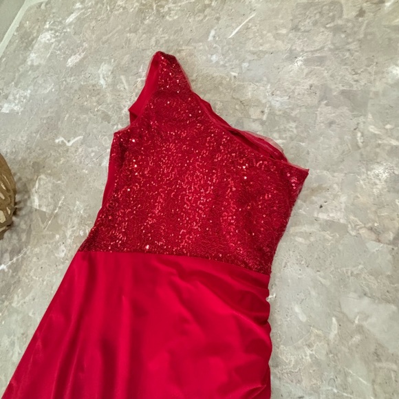Beautiful Red Long Sequin Formal Dress One Shouldered - Picture 4 of 5